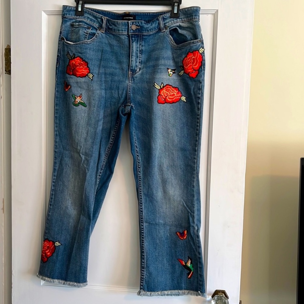 Frayed hem embroidered patch jeans
